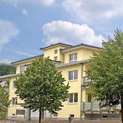 BAD SODEN/Ts.: Luxus-4-ZW (im EG-rechts) in guter Cityrandlage mit großer Terrasse !